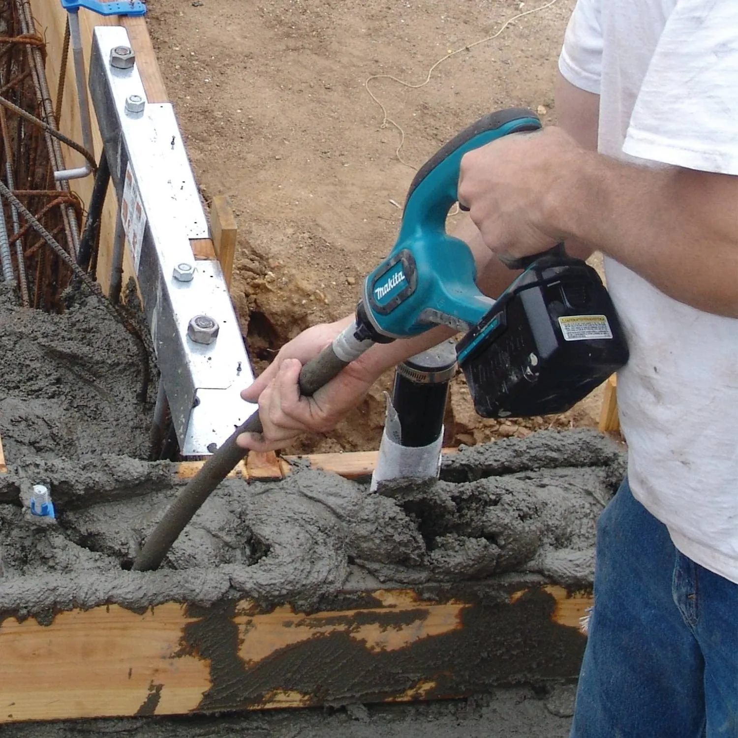 Makita Cordless Concrete Vibrator Kit- 18V LXT w/ 4 Foot Shaft