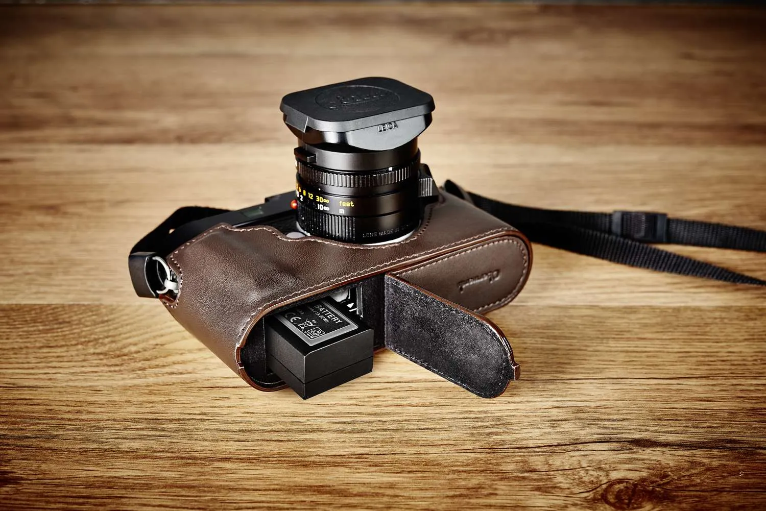 Oberwerth Half Case with Battery Hatch for Leica M10  - Casual Line, Black with White Stitching